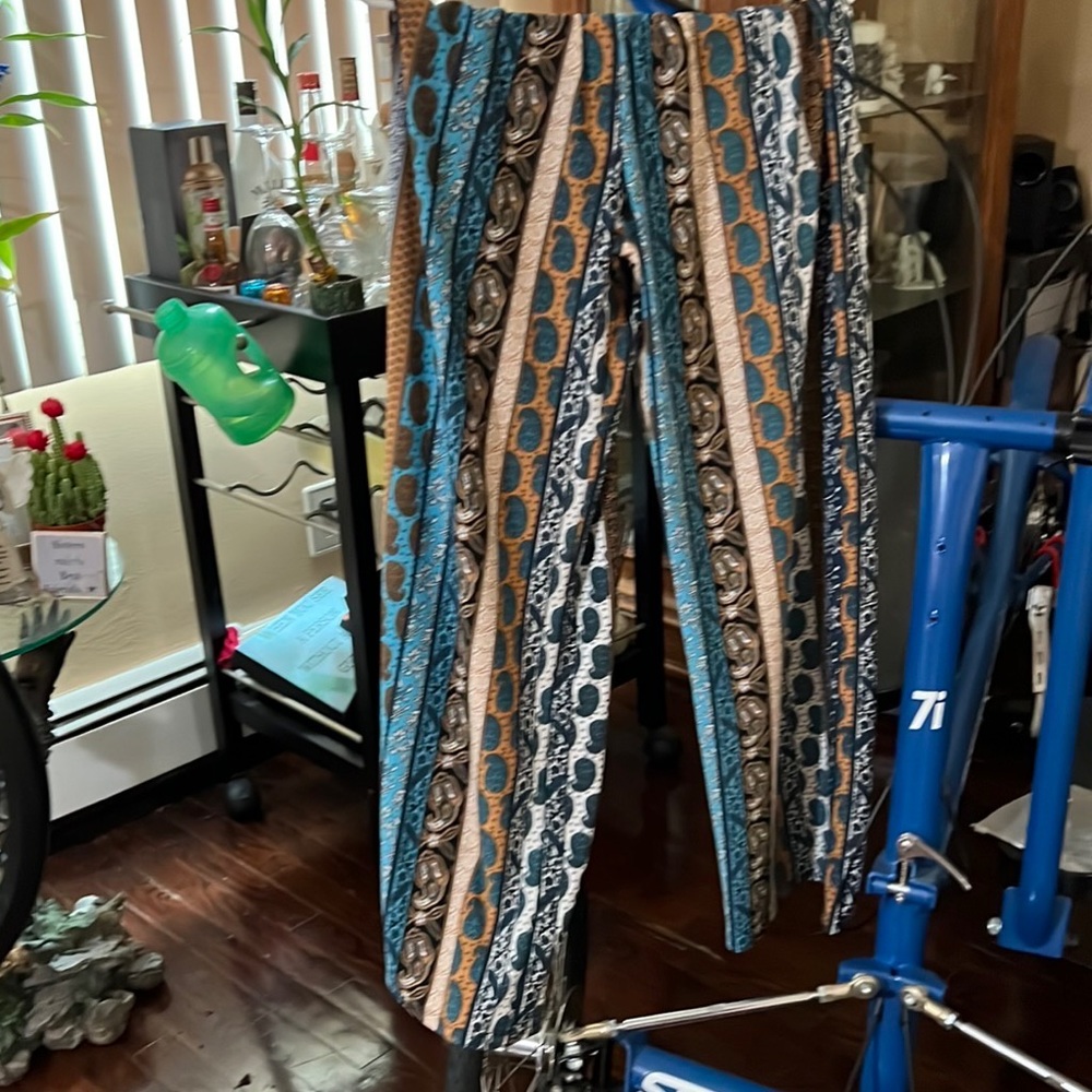 Size M women’s pull on paisley pants with elastic waist & bellbottom leg.